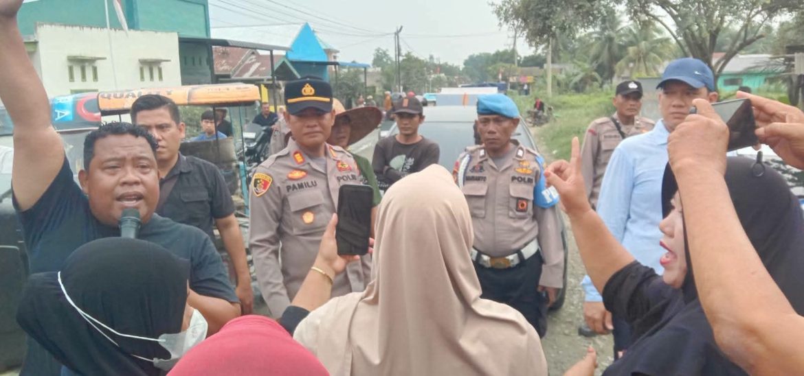Polres Langkat Amankan Aksi Spontanitas Warga Terkait Debu Jalan, Pemerintah Janji Lakukan Pengaspalan.