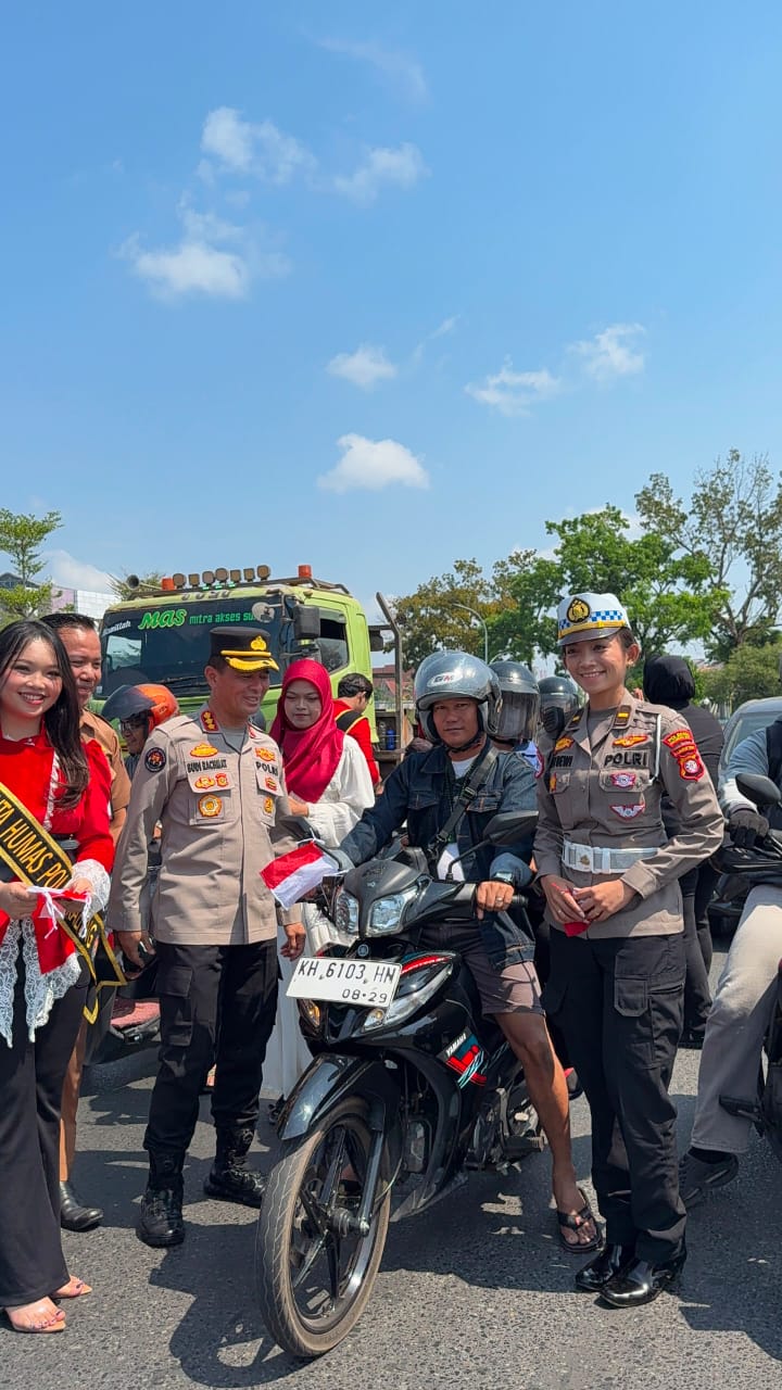 Sambut HUT ke-81 RI, Polda Kalteng Bagikan Bendera Merah Putih ke Pengendara