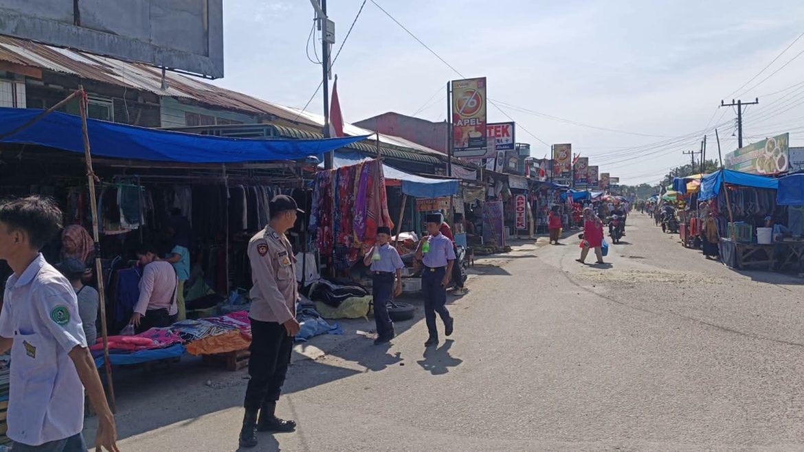 Bhabinkamtibmas Polsek Secanggang Laksanakan Patroli dan Monitoring di Pasar Tumpah Pekan Selasa.