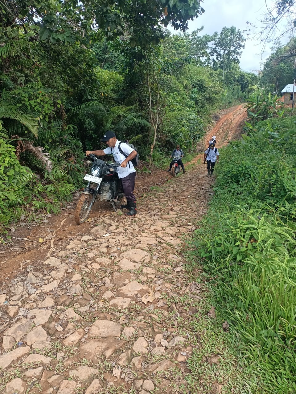 Puluhan Tahun Menanti, Warga Botolala Tagih Jalan Layak