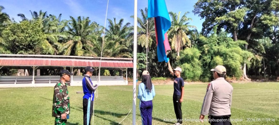 Kanit Binmas Polsek Secanggang Bersama Koramil 08 Berikan Pelatihan Paskibra Tingkat Kecamatan
