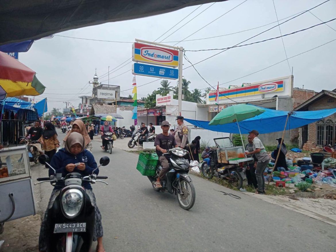 Bhabinkamtibmas Desa Karang Gading Laksanakan Patroli dan Monitoring di Pekan Rabu.