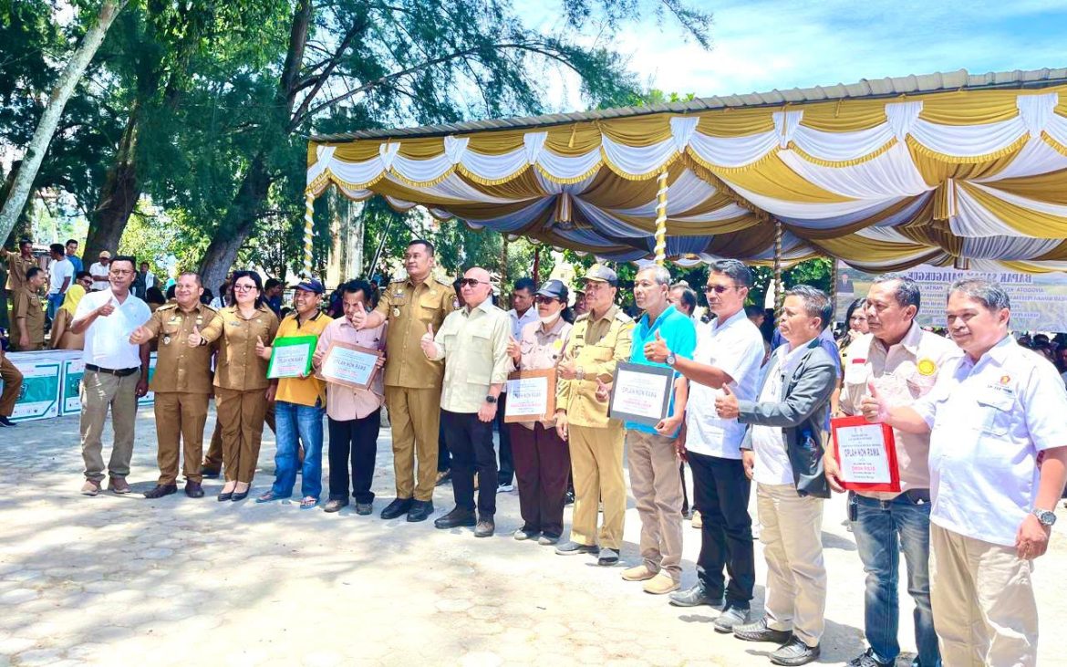 Senyum Haru Petani Toba Saat Sabam Rajagukguk Resmikan Pembangunan Irigasi dan Beri Alsintan