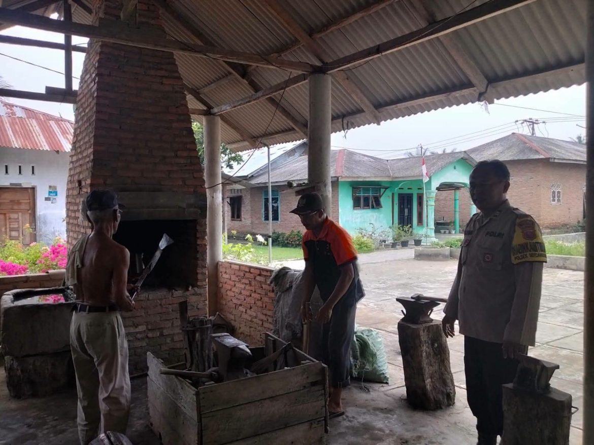 Bhabinkamtibmas Desa Teluk Sambangi Pengrajin Besi, Serap Aspirasi Warga Terkait Kamtibmas.