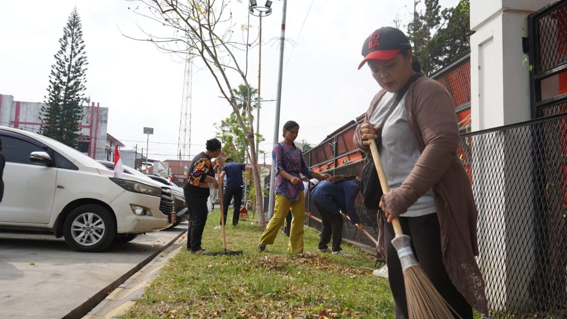 Pemkab Toba Gotong Royong Gelar Aksi Bersih-Bersih Sambut HUT ke-81 RI