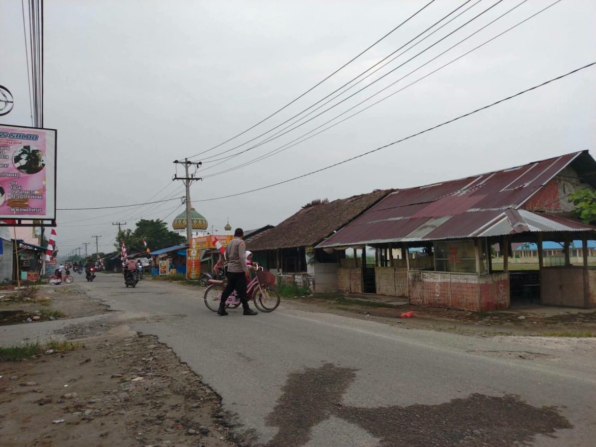 Personel Polsek Secanggang Laksanakan Strong Point dan Pengaturan Lalu Lintas Pagi di Simpang Pasar XII.