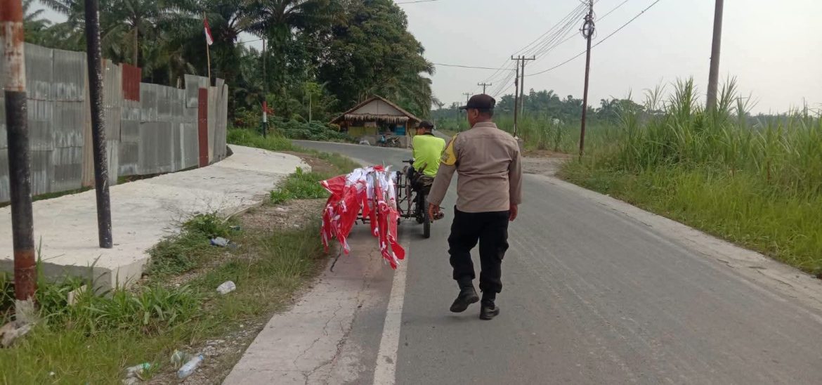 Bhabinkamtibmas Bersama Pemerintah Desa dan Masyarakat Gotong Royong Sambut HUT ke-81 Kemerdekaan RI.