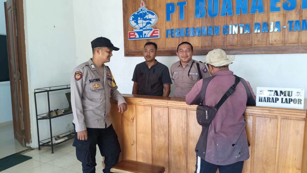 Bhabinkamtibmas Desa Cinta Raja Sambangi Security dan Karyawan PT Buana Estate, Sampaikan Pesan Kamtibmas.