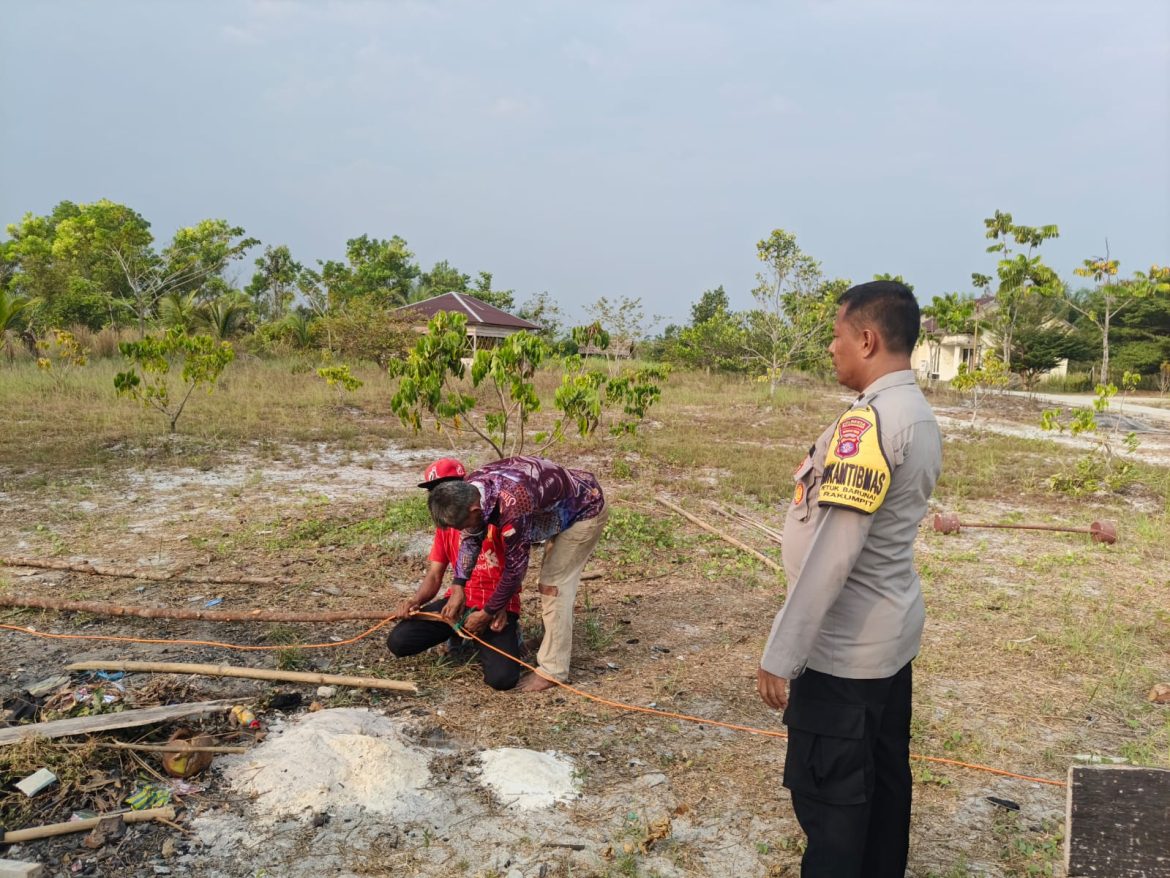 Meriahkan Hari Kemerdekaan RI Ke-81, Bhabinkamtibmas Polsek Rakumpit Ikut Kerja Bakti di Petuk Barunai