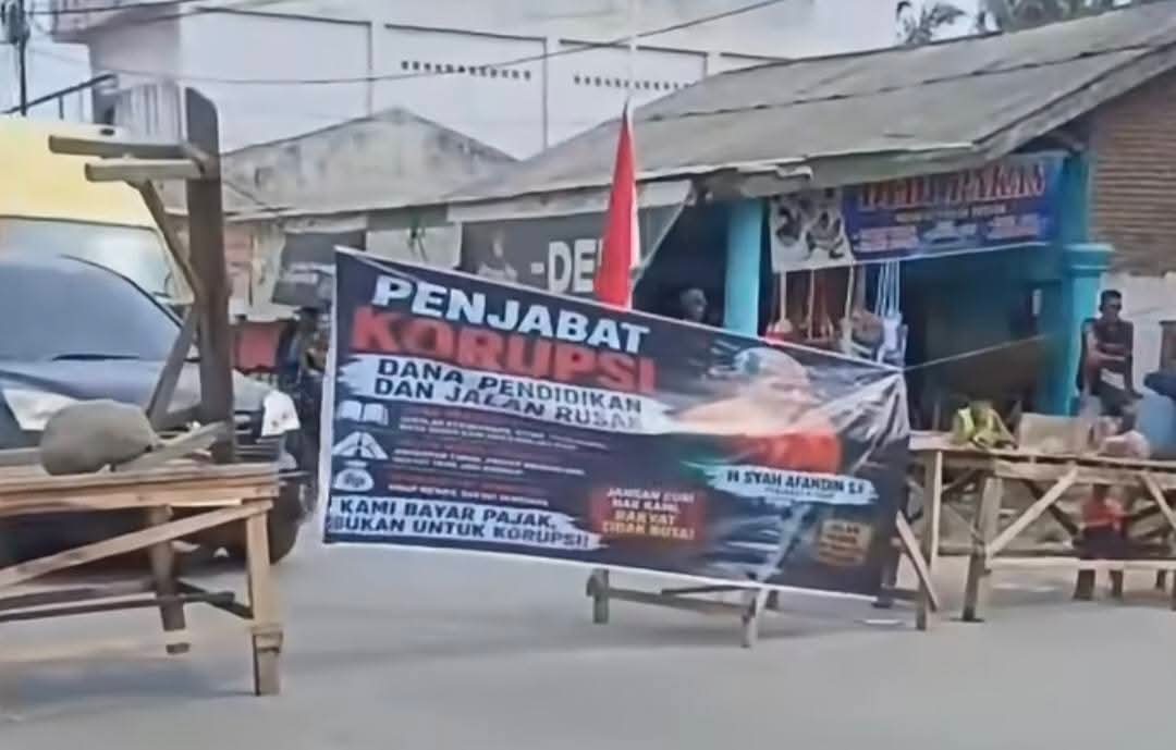 Jalan Rusak Tak Kunjung Diaspal, Warga Sendang Rejo Kembali Blokir Jalan.