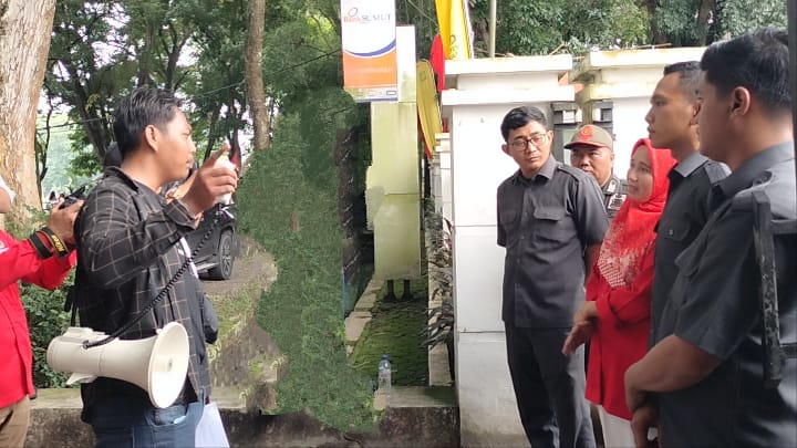 Disaat Pejabat Ikuti Pidato Kenegaraan Presiden, Pemuda Gelar Aksi Tunggal di DPRD Langkat.