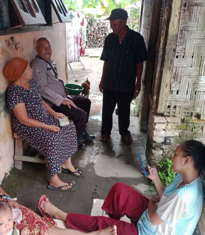 Bhabinkamtibmas Desa Secanggang Sampaikan Pesan Kamtibmas kepada Warga.