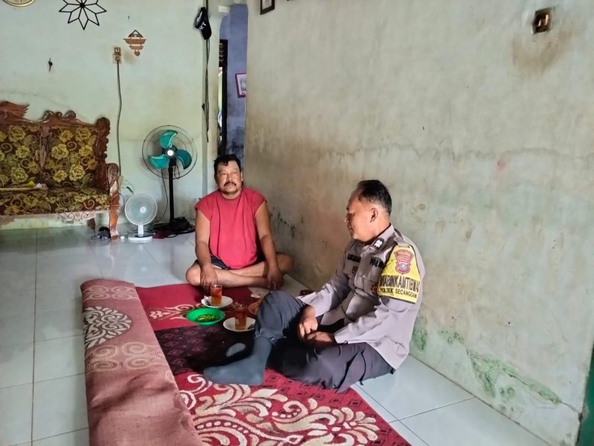 Bhabinkamtibmas Desa Telaga Jernih Sambangi Warga, Sampaikan Pesan Kamtibmas.