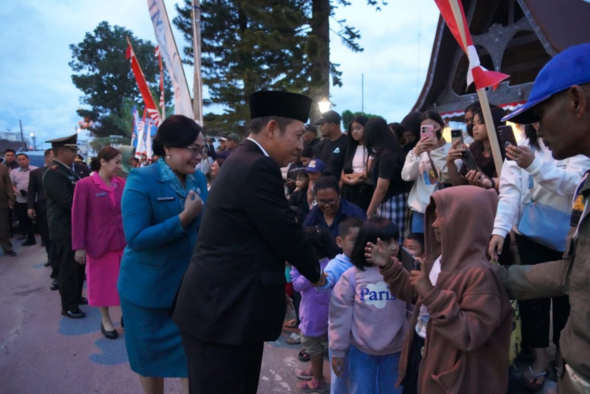 Lautan Cahaya dan Pesta Kembang Api Warnai Semarak Malam Taptu HUT ke-81 RI di Tarutung
