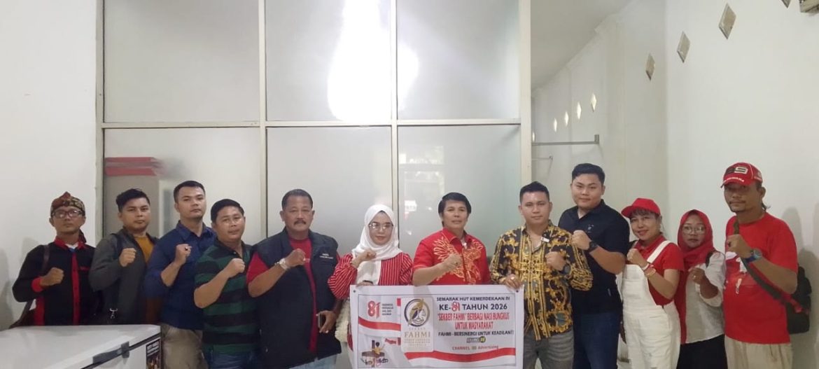 HUT RI ke-81, SEKBER FAHMI Berbagi Ratusan Nasi Bungkus di Jalan