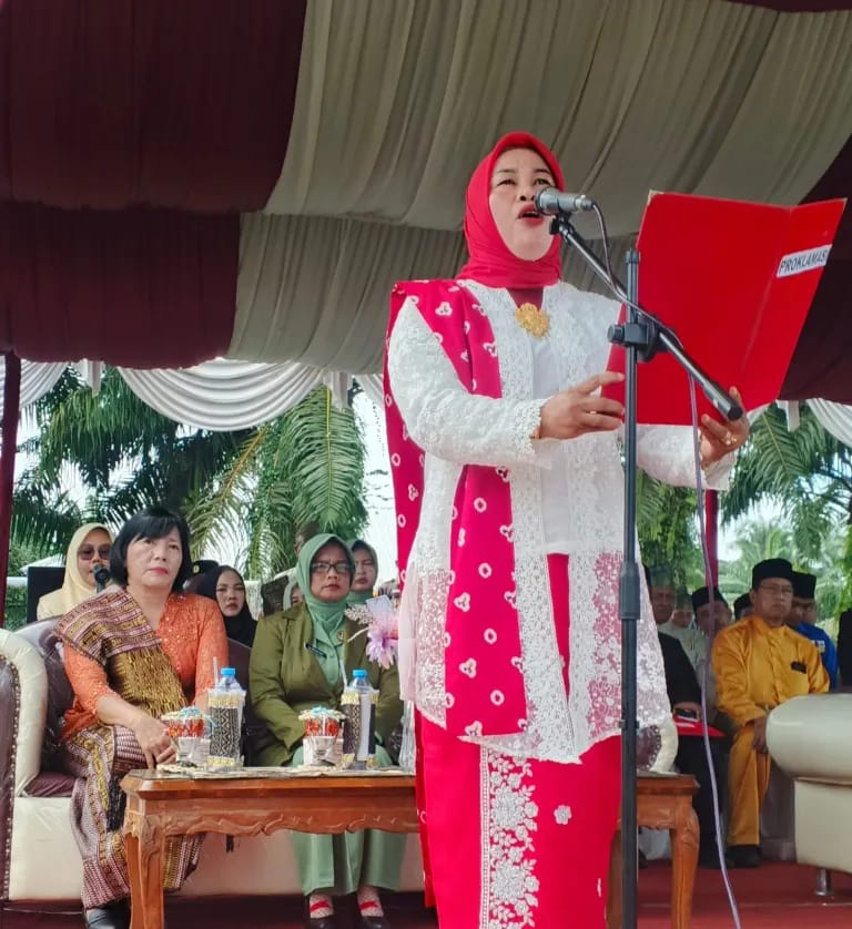 Juriah,Anggota DPRD Langkat- Membacakan Teks Proklamasi Pada Upacara HUT ke 81RI di Besitang.