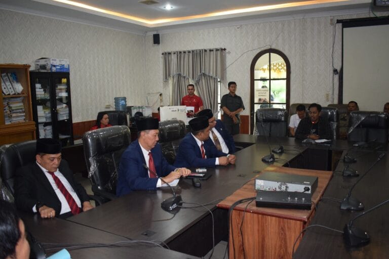 Ketua DPRD Langkat Terima Orator Aksi Tunggal, Bahas Aspirasi di Ruang Rapat DPRD.