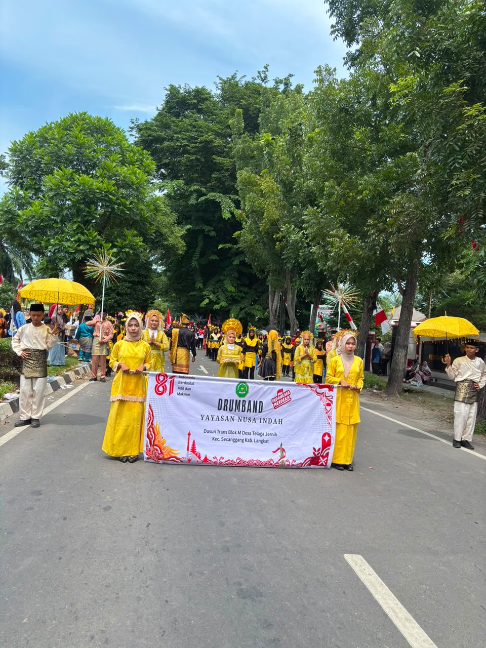 Semarak HUT RI ke-81, Siswa SMK Yayasan Nusa Indah Telaga Jernih Tampil Memukau dalam Festival Drumband di Alun-Alun Stabat.