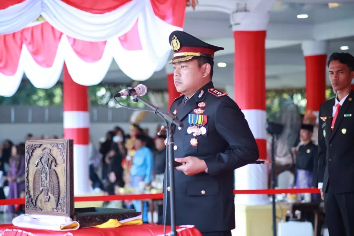 Kapolres Langkat Pimpin Upacara Penurunan Bendera HUT ke-81 RI.
