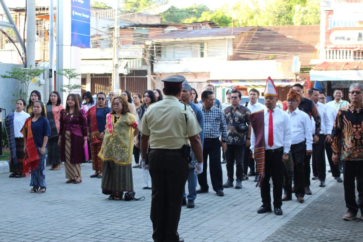 Gelar Upacara HUT RI ke-81, BRI Cabang Balige Kenakan Pakaian Adat dengan Semangat Nasionalisme