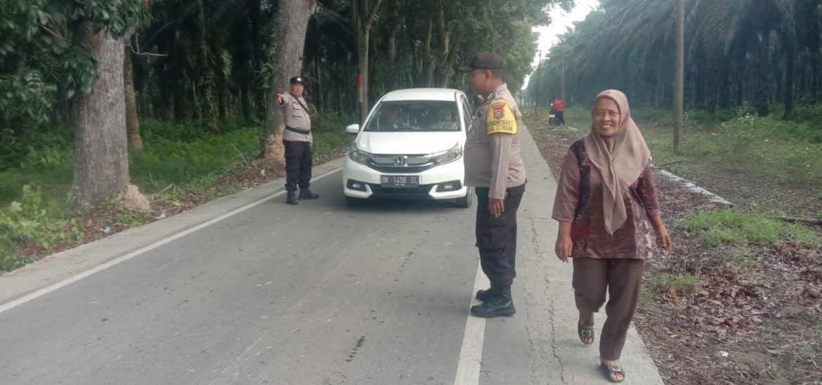 Polsek Secanggang Pasang Spanduk Super APP Polri, Permudah Masyarakat Akses Layanan Kepolisian  Secanggang.