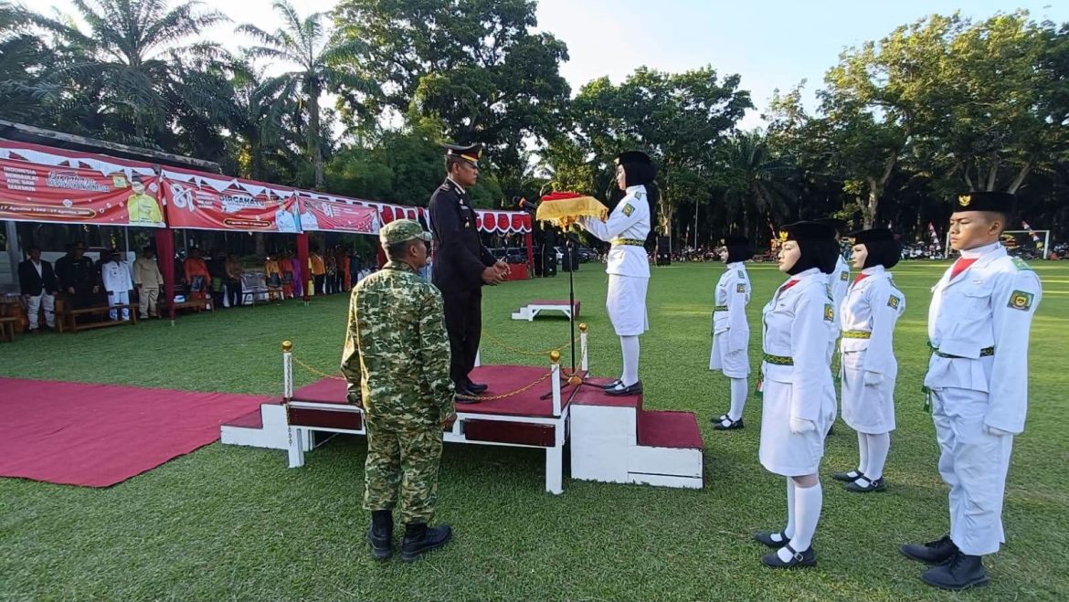 Kapolsek Secanggang Pimpin Upacara Penurunan Bendera Merah Putih HUT ke-81 RI.