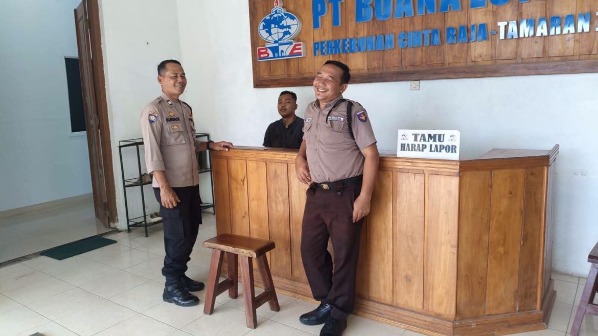 Bhabinkamtibmas Polsek Secanggang Sambangi PT Buana Estate, Sampaikan Pesan Kamtibmas.