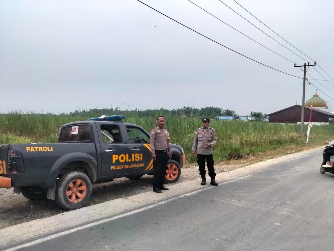 Personel Polsek Secanggang Laksanakan Patroli dan Pengaturan Lalu Lintas di Jalan Umum.