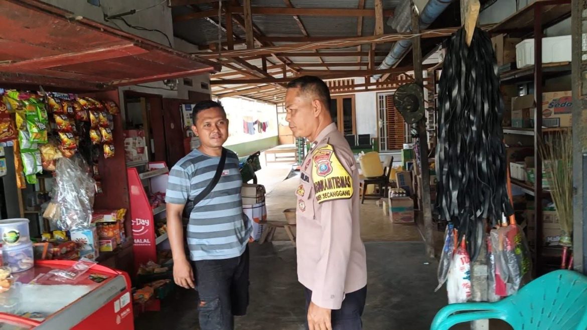 Bhabinkamtibmas Polsek Secanggang Sambangi Warga, Sampaikan Pesan Kamtibmas.