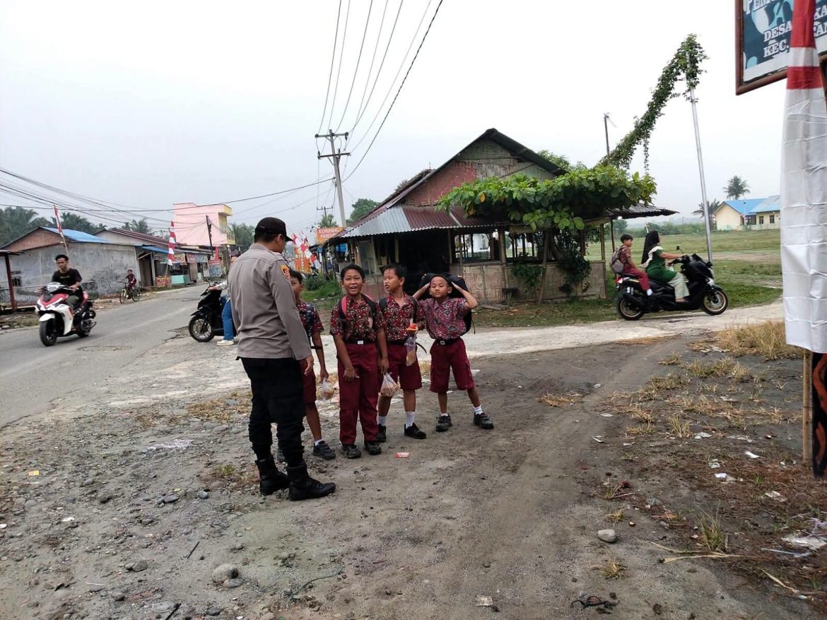 Personel Polsek Secanggang Laksanakan Strong Point dan Pengaturan Lalu Lintas Pagi di Simpang Pasar XII.