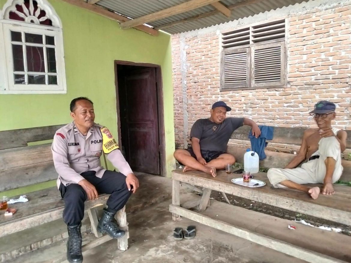 Bhabinkamtibmas Desa Teluk Sambangi Warga, Sampaikan Pesan Kamtibmas.
