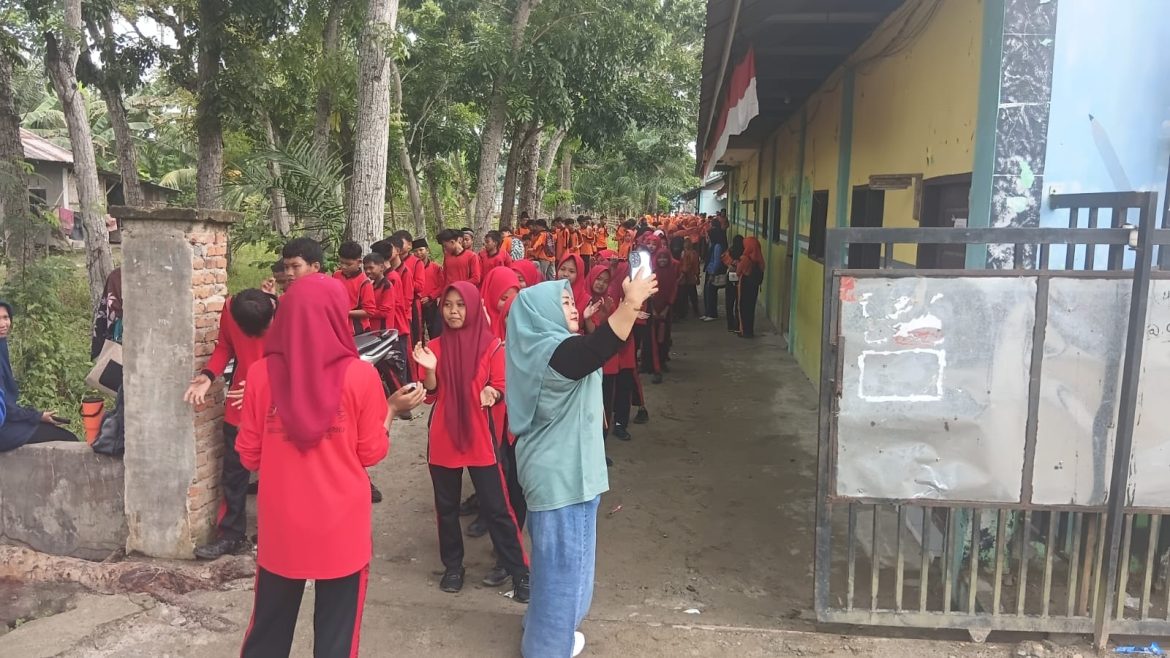 Siswa SMK Nusa Indah Langkat Peringati HUT ke-81 Kemerdekaan RI Didampingi Kepala Sekolah.