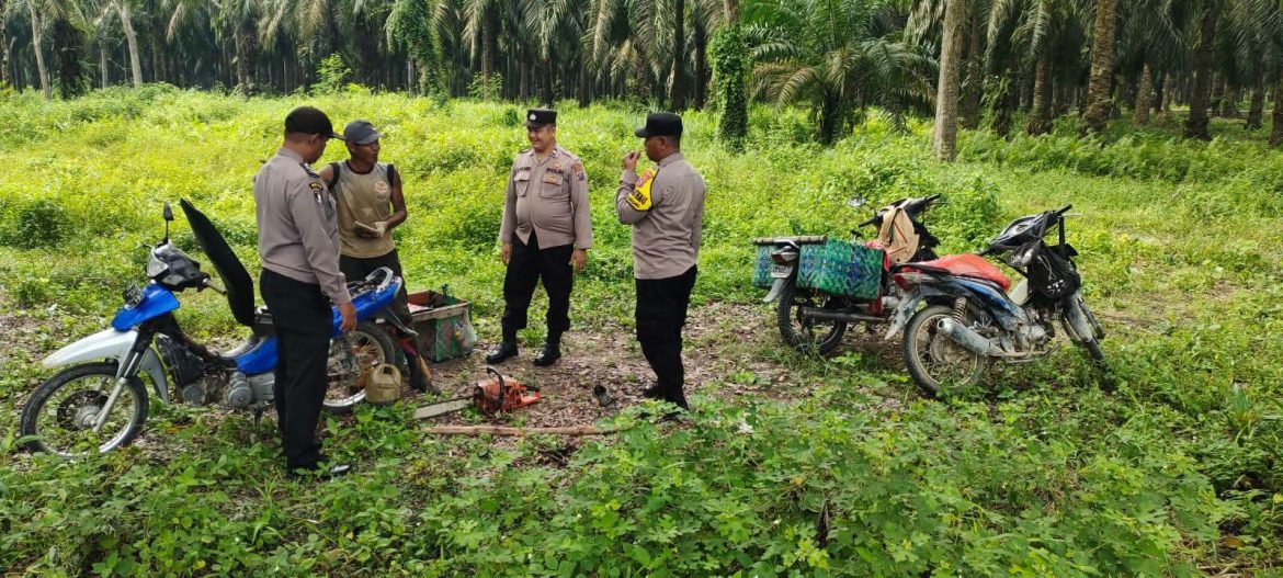 Bhabinkamtibmas Polsek Secanggang Sambangi Warga di Kebun, Sampaikan Pesan Kamtibmas.
