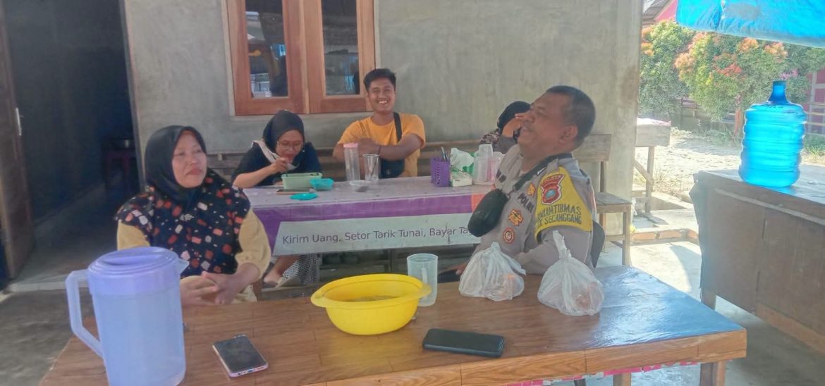 Bhabinkamtibmas Desa Suka Mulia Sambangi Warga Pasar XII, Sampaikan Pesan Kamtibmas.