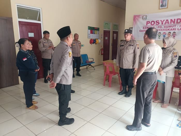 Kapolres Langkat Jenguk Dua Anggota Yang Sakit Menahun.