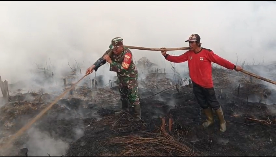 Tak Kenal Lelah, Personel Kodim 1015/Sampit Padamkan Titik Hotspot Karhutla