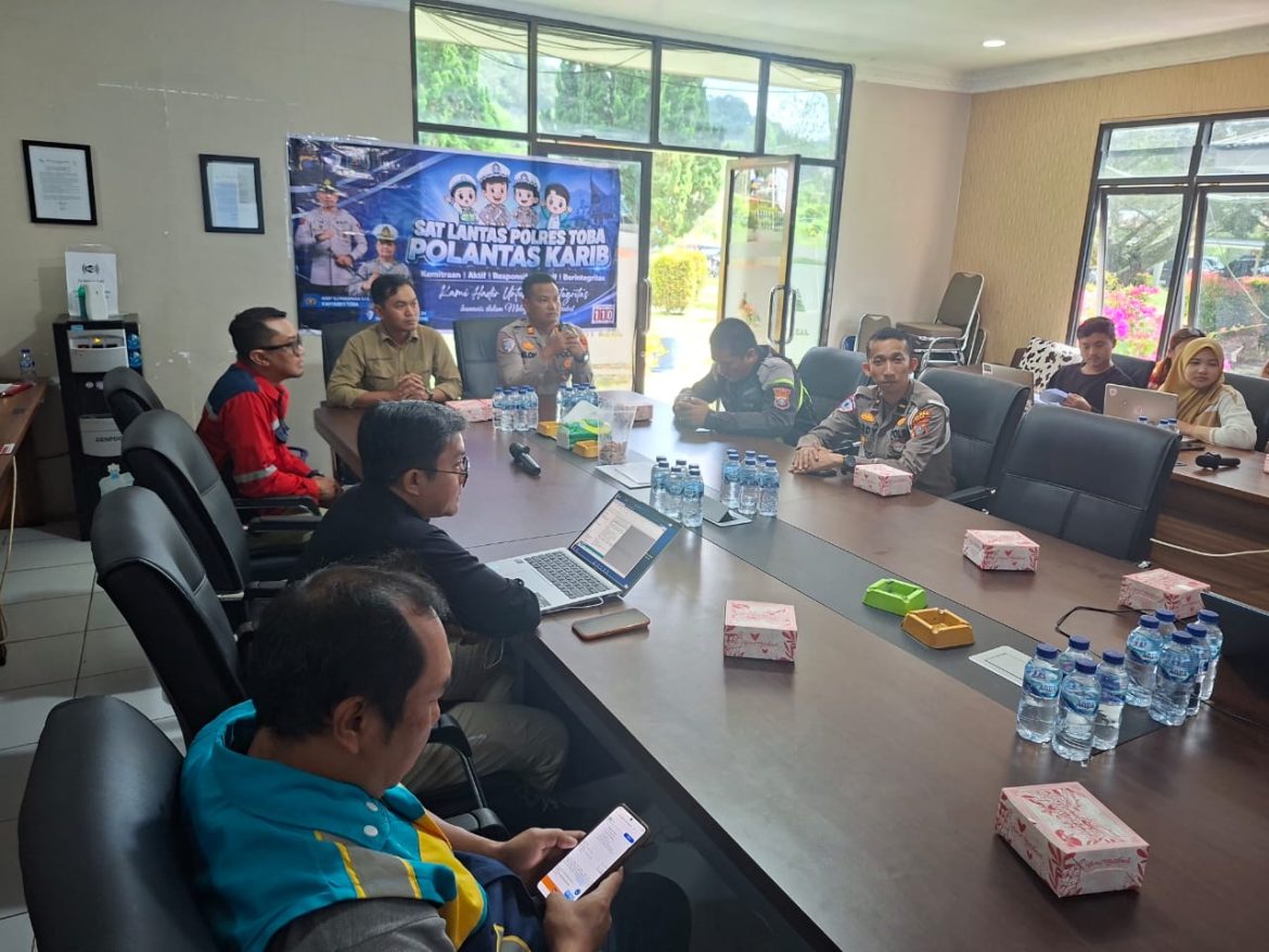 Satlantas Polres Toba Beri Edukasi dan Sosialisasi Tertib Berlalulintas Kepada Karyawan Perum Jasa Tirta I Kabupaten Toba 