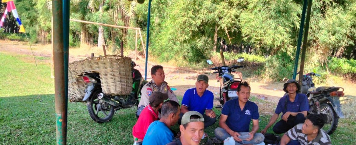 Kanit Binmas Polsek Secanggang Sambangi Warga Desa Cinta Raja, Sampaikan Pesan Kamtibmas.