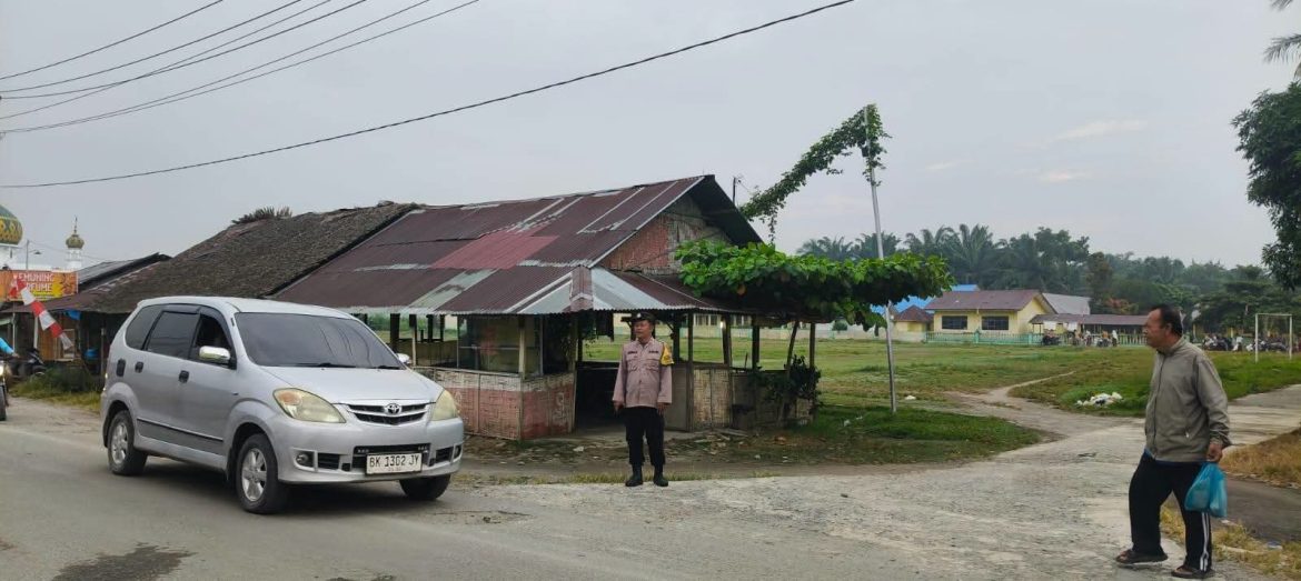 Polsek Secanggang Laksanakan Strong Point dan Pengaturan Lalu Lintas Pagi di Simpang Pasar XII.