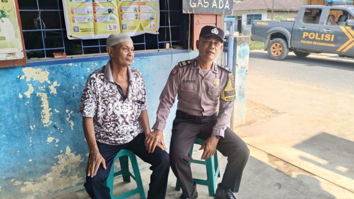 Bhabinkamtibmas Polsek Secanggang Sambangi Warga, Sampaikan Pesan Kamtibmas.