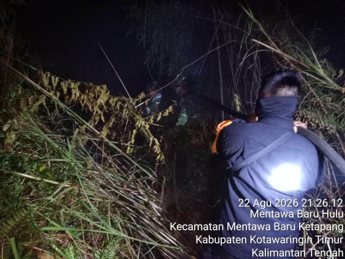 Tak Kenal Waktu, Personel Kodim 1015/Sampit Gerak Cepat Padamkan Api Karhutla