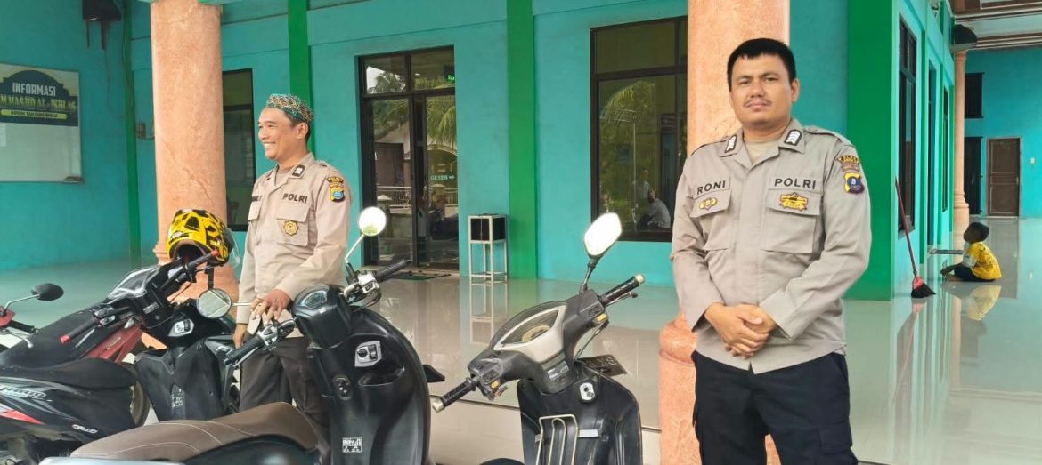 Patroli dan Pengamanan Shalat Jumat, Personel Polsek Secanggang Hadir di Masjid Al Ikhlas.