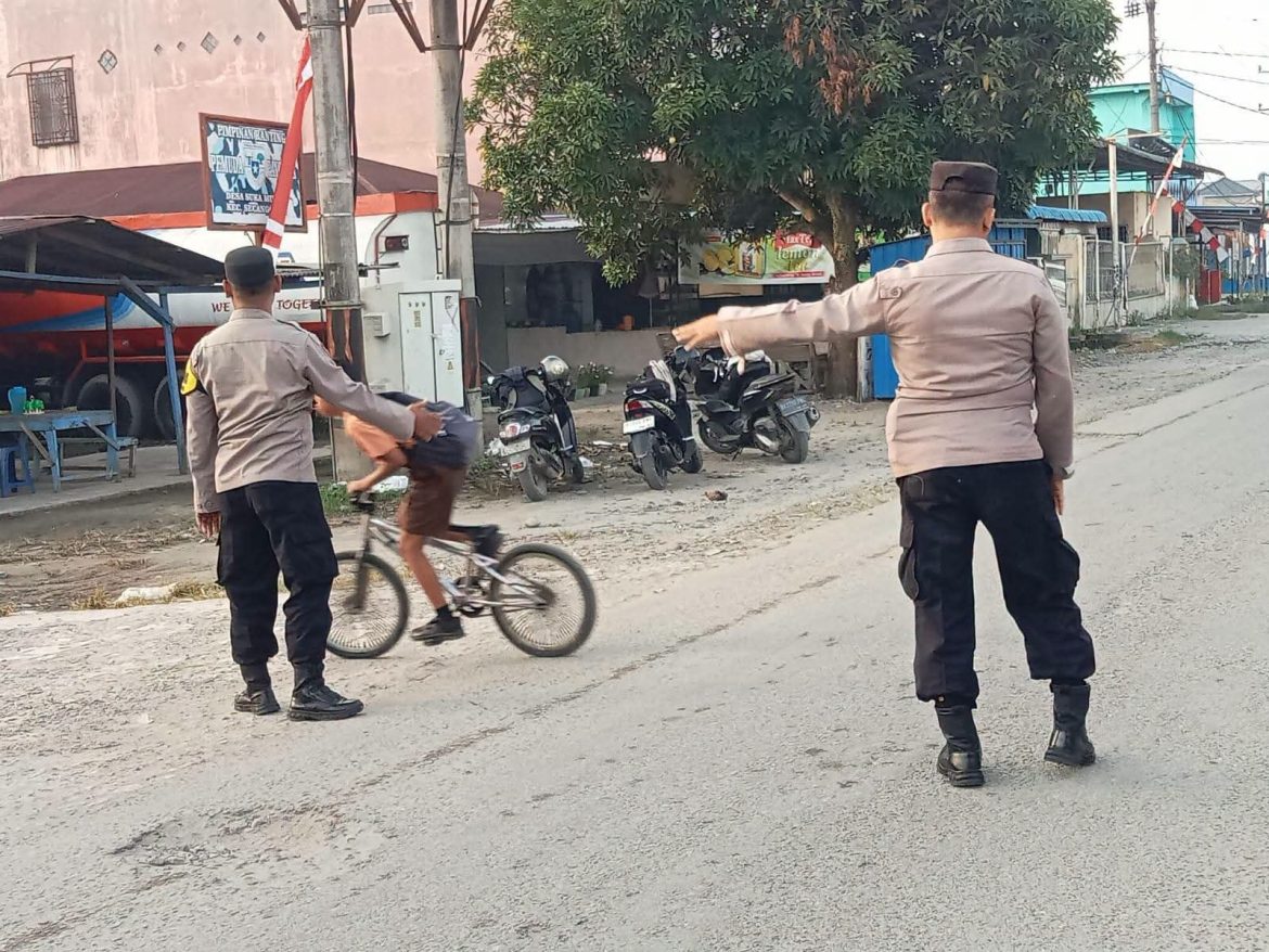 Polsek Secanggang Tingkatkan Pelayanan Pagi Melalui Strong Point dan Pengaturan Lalu Lintas.