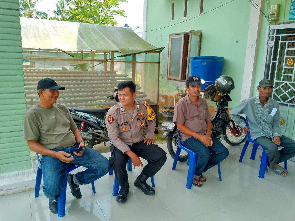Bhabinkamtibmas Desa Kebun Kelapa Sambangi Perangkat Desa, Sampaikan Pesan Kamtibmas dan Aktifkan Siskamling.