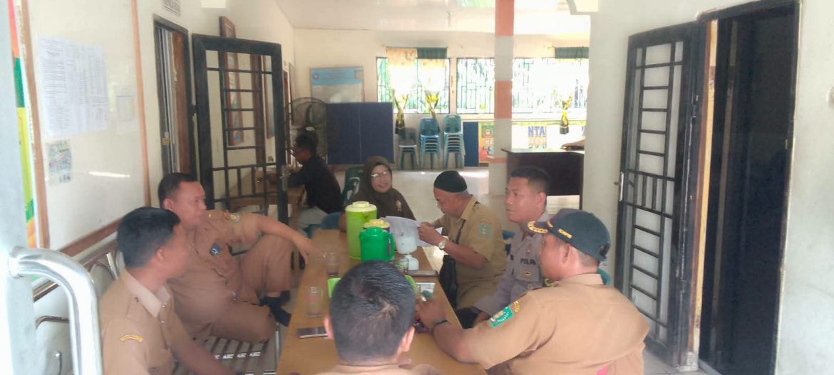 Bhabinkamtibmas Desa Pantai Gading Sambangi Perangkat Desa, Sampaikan Pesan Kamtibmas.