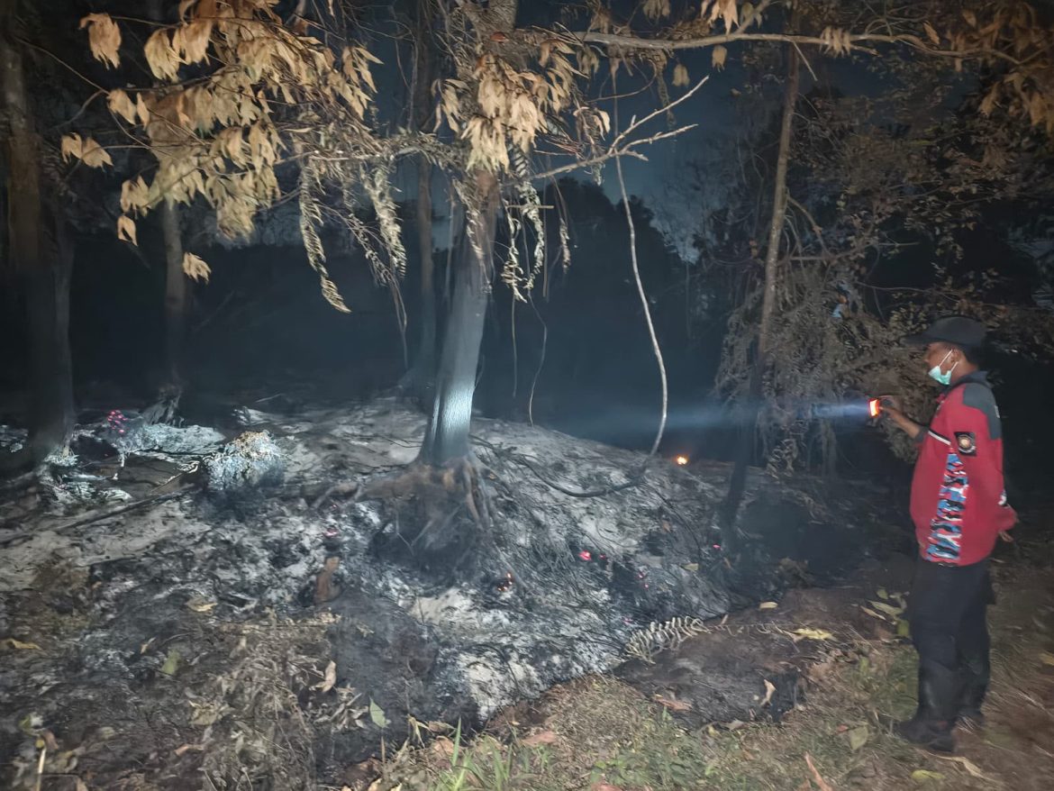 Cek Hotspot Malam Hari, Polsek Sabangau Pantau Lahan Terbakar di Kalampangan