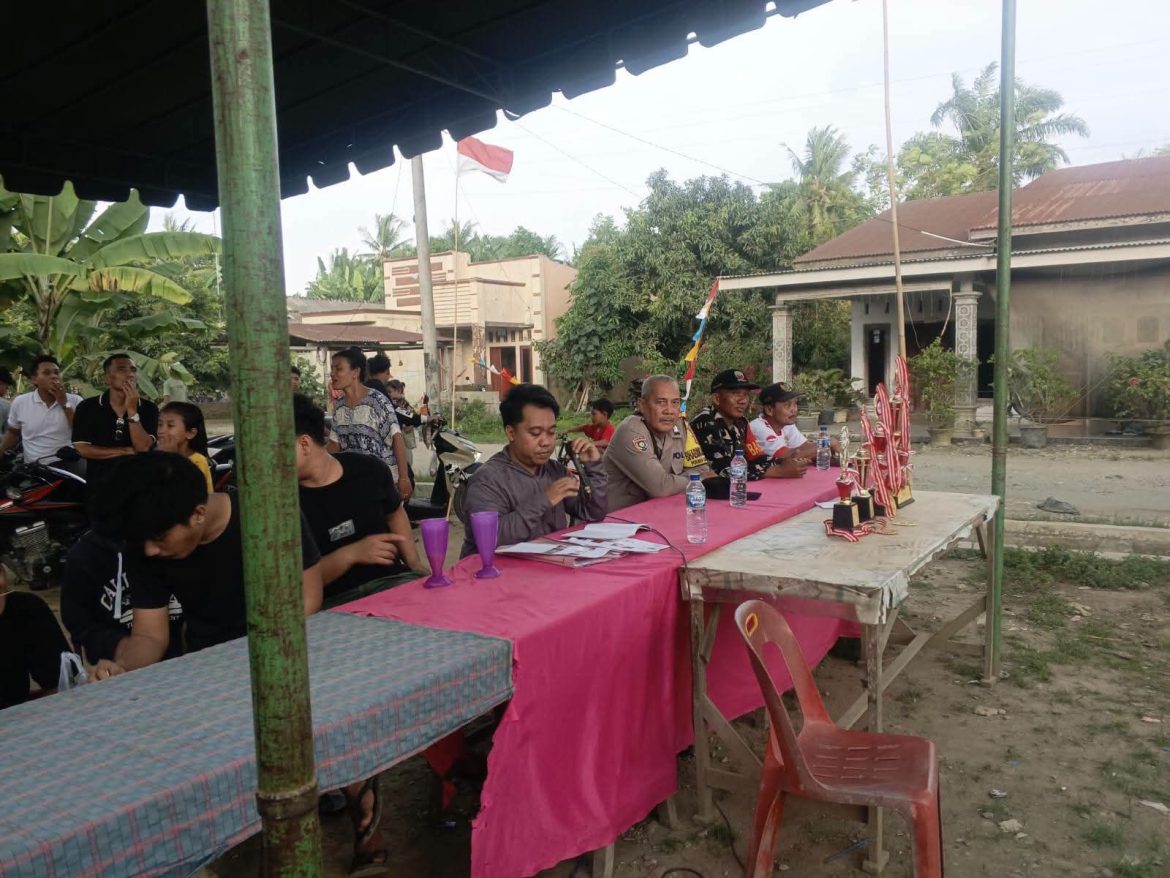 Bhabinkamtibmas dan Babinsa Pantau Pertandingan Bola Voli, Wujud Sinergitas TNI-Polri Jaga Kamtibmas