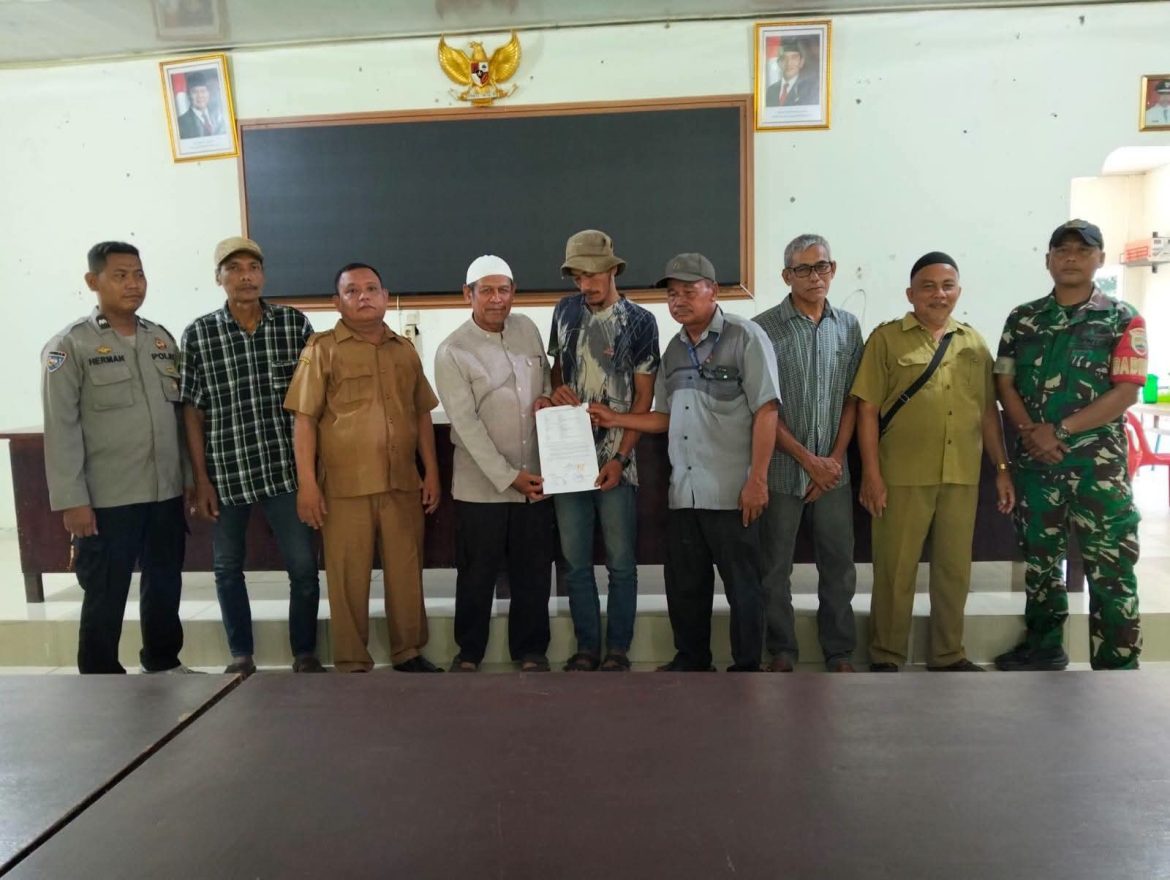 Polisi dan Tiga Pilar Desa Pantai Gading Selesaikan Perselisihan Pencurian Buah Sawit Melalui Restorative Justice.