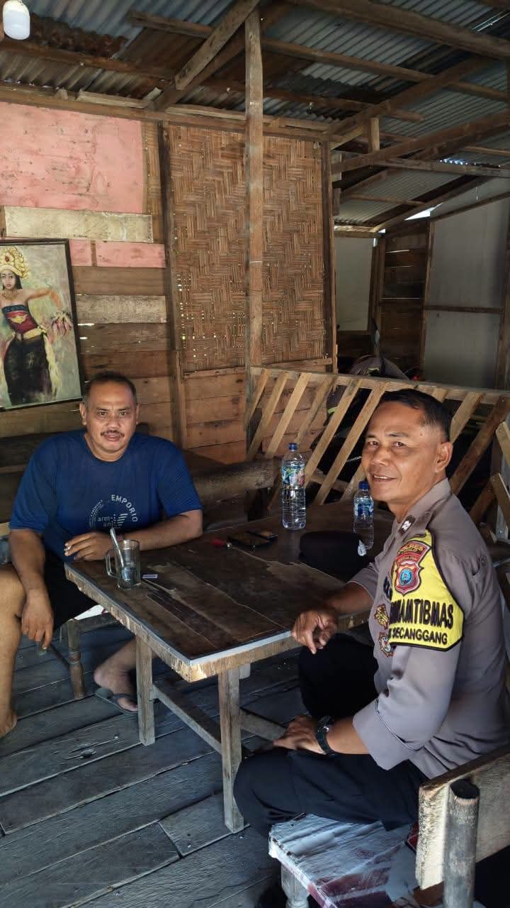 Bhabinkamtibmas Desa Tanjung Ibus Sambangi Warga, Sampaikan Pesan Kamtibmas.