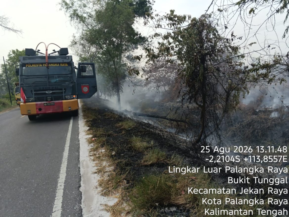 Satgas Karhutla Polresta Palangka Raya Berjibaku Padamkan Kebakaran Lahan di Mahir Mahar Lingkar Luar